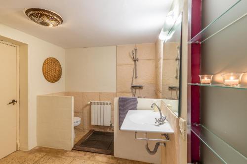 Un baño con lavabo, bañera e inodoro. en Villa Relax en Benidorm, en Salt de l'Aigua