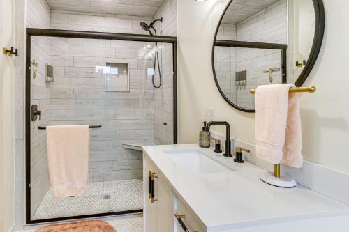 安娜柯蒂斯Extended PNW Retreat in Historic Dtwn Anacortes!的带水槽和淋浴的浴室