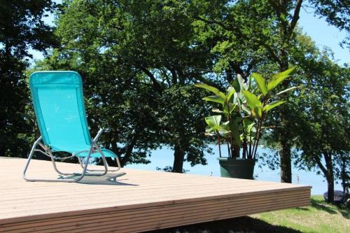 un ordinateur portable bleu posé sur une table en bois dans l'établissement Mobilheim Zweiundvierzig In Lychen, à Lychen