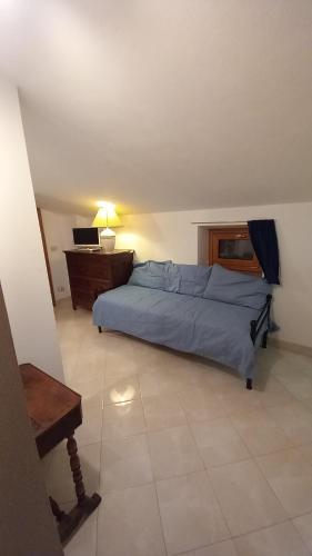 Isola del CantoneAi serri 27的一间卧室，配有一张床和一张带笔记本电脑的书桌