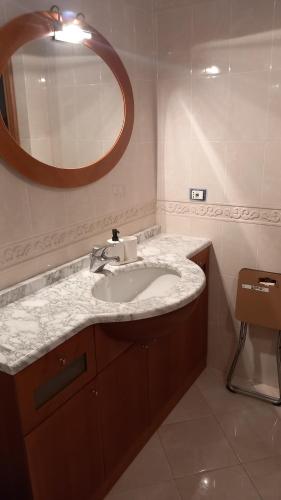 Isola del CantoneAi serri 27的浴室里有洗手池和镜子