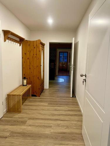 a hallway with a door and a wooden floor at Gemütliche Heidschnucke in Soltau