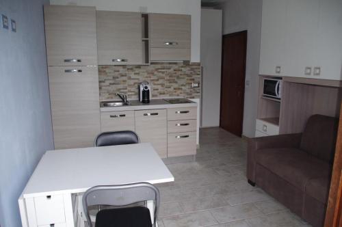 Kuchyň nebo kuchyňský kout v ubytování Wohnung In Euroville Mit Gemeinschaftlichem Pool