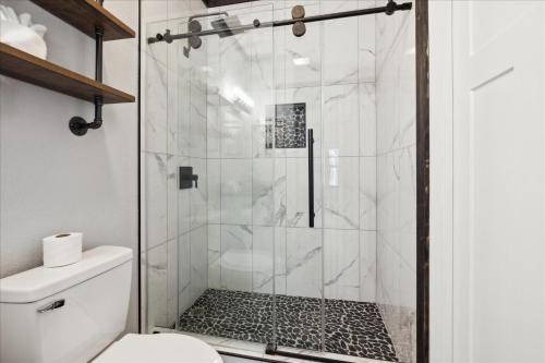 Ένα μπάνιο στο Sassy Bear Hideaway by Beyond Expectations