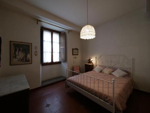 Una cama o camas en una habitación de Alloggiare nei luoghi dove é vissuto Dante