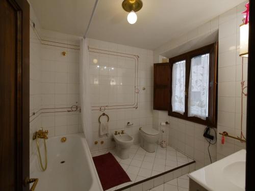 Un baño de Alloggiare nei luoghi dove é vissuto Dante