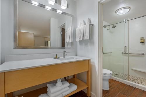 une salle de bain avec un lavabo, des toilettes et un miroir dans l'établissement Best Western Plus South Coast Inn, à Santa Barbara