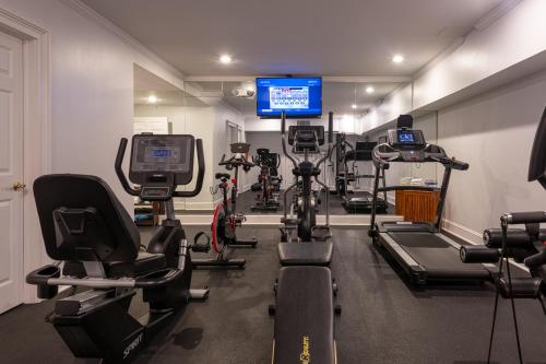 Fitness centrum a/nebo fitness zařízení v ubytování Saratoga Arms Hotel