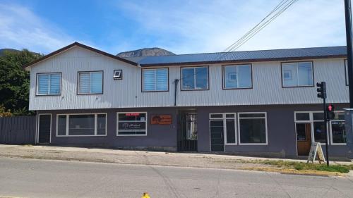 un edificio en la esquina de una calle en Hostal Casa Arrayán, en Coyhaique