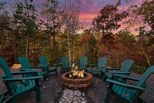 Aed väljaspool majutusasutust New Management Stay Wild Luxury Cabin Epic Mountain Views Hot Tub and Game Rooms