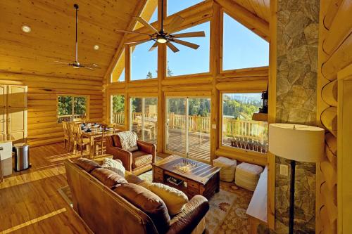 ein Wohnzimmer mit einer gewölbten Decke und einem großen Fenster in der Unterkunft New Log Home, Hot Tub For 8, Views! in Tabernash