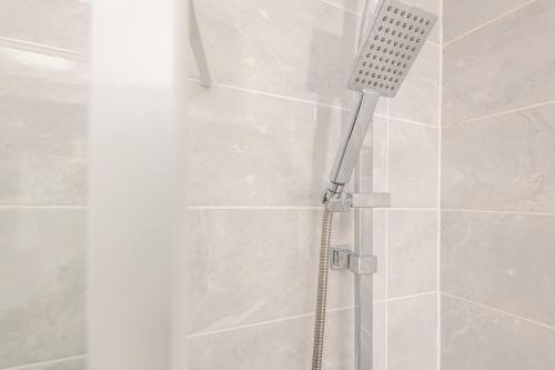 Un baño de New Comfy 4BR House, Driveway Park, Games