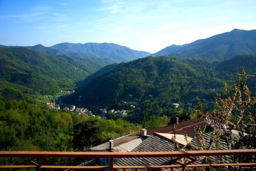 - une vue sur une vallée avec des montagnes au loin dans l'établissement Caregli Countryhouse, à Borzonasca