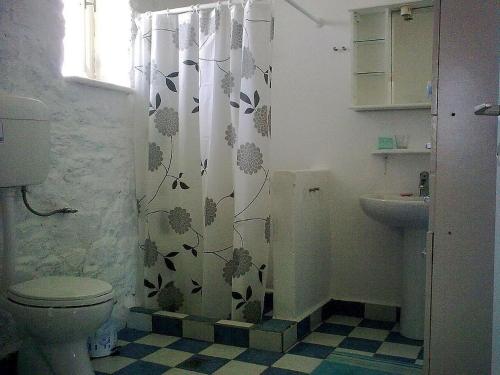 Vannituba majutusasutuses Naousa