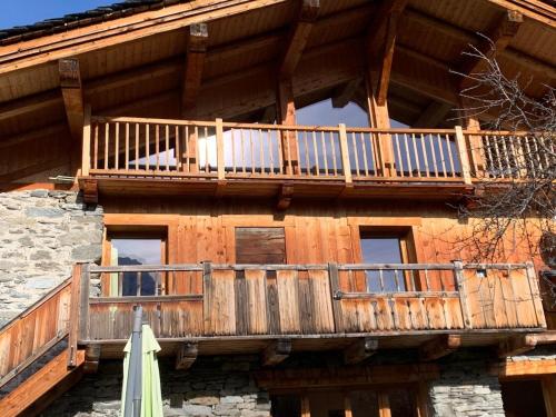 Een balkon of terras bij Half duplex chalet, facing south with Mont Pourri