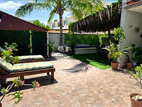 eine Terrasse mit einer Bank und einigen Pflanzen in der Unterkunft Casa del sol rustic stay in La Paz