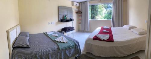ein Schlafzimmer mit einem Bett und einem Hund in einem Zimmer in der Unterkunft Encantadora Casa Campeche in Florianópolis