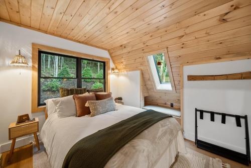 Voodi või voodid majutusasutuse Ascent A-Frame at Calm Ridge Treehouses toas