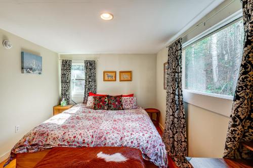 Postel nebo postele na pokoji v ubytování 4 Mi to Stratton Mountain Resort! Cabin with Hot Tub