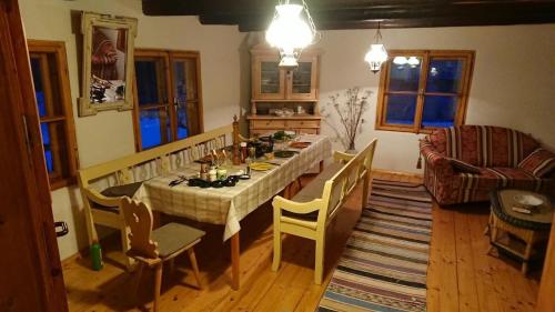 - un salon avec une table à manger et des chaises dans l'établissement Nettes Ferienhaus In Telgárt, à Telgárt