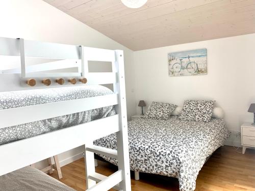 Ένα ή περισσότερα κρεβάτια σε δωμάτιο στο ELINA maison de charme à La Flotte