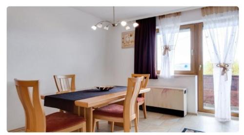 Un comedor con mesa y sillas en Ferienwohnung In Ulrichsberg, en Ulrichsberg