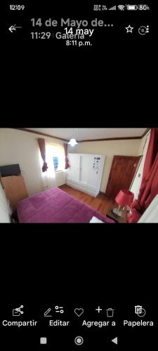 Arriendo habitación amobladas singles a turistas sector centro de la serena في لا سيرينا: ملصق لغرفة بها غرفة نوم بها سرير