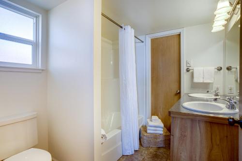 Ένα μπάνιο στο Ocean Front Cottage Near Yachats! Beachwood Cottage