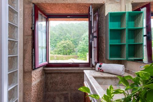 ein offenes Fenster in einem Zimmer mit Fensterbrett in der Unterkunft Casa Dos Pazos in Brion