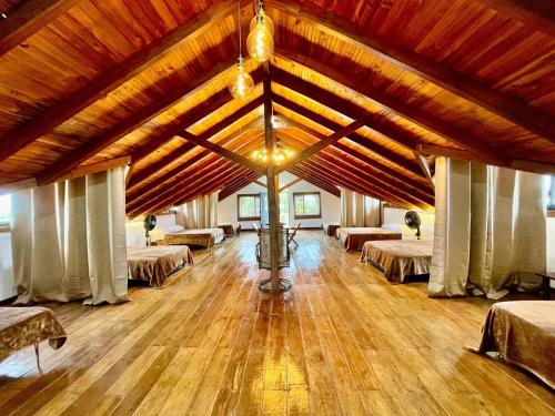 una grande camera con letti e un grande soffitto in legno di Casa Ulloa Eje Cafetero 30 Personas, Piscina & WiFi a Ulloa