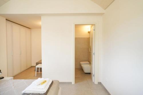 ein weißes Bad mit WC und ein Zimmer in der Unterkunft Villa Flora in Latiano
