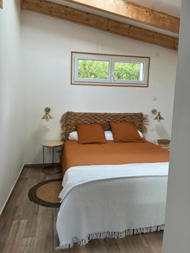 une chambre avec un lit et une fenêtre dans l'établissement Petite maison avec terrasse., à Ajaccio