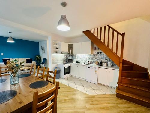 une cuisine et une salle à manger avec une table à manger et un escalier dans l'établissement Maison le B - Disneyland Paris - Parking - Wifi, à Bussy-Saint-Georges