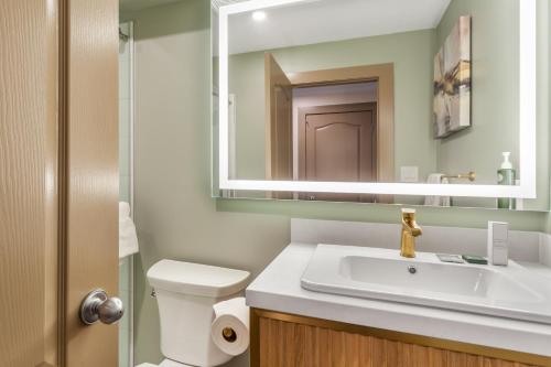 Koupelna v ubytování Velora Hinton, an Ascend Collection Hotel