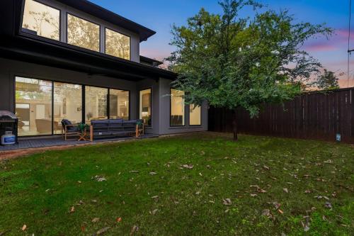 una casa con un cortile con un albero di Upscale Modern Living - 4BD 4BA Backyard & Cinema a Oldham