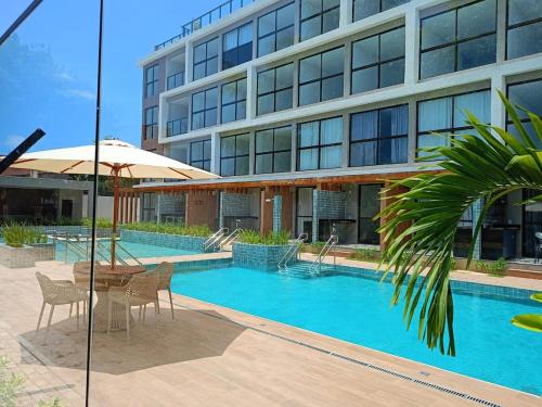 タマンダレーにあるFlat has rooftop with barbecue and sea viewの建物の前のプール