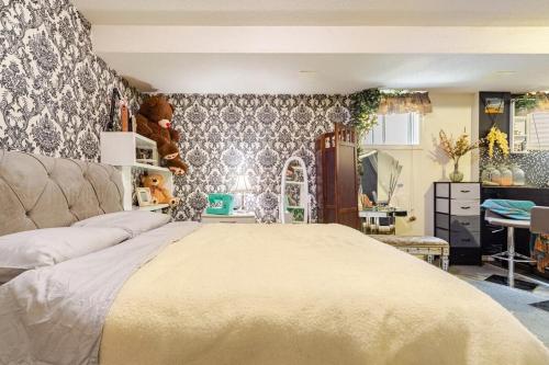 多伦多Studio Apartment in Casa, semi-bsmt的一间卧室配有一张大床,墙上挂着泰迪熊