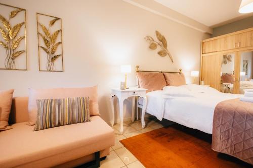 une chambre d'hôtel avec deux lits et un canapé dans l'établissement Αγροικία Mυλόδεση, à Kalavrita