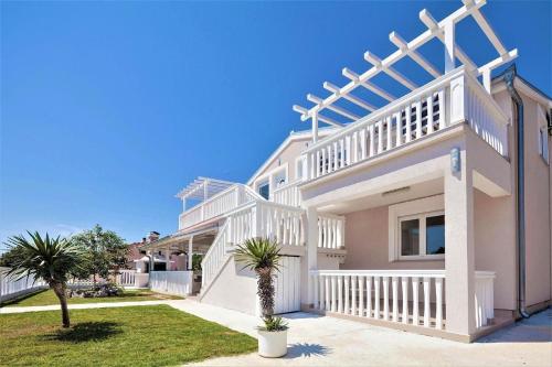 Ferienwohnung Mit Jacuzzi In Villa Mit Parkplatz