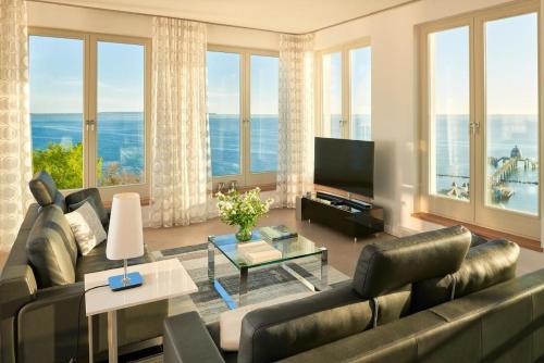 ein Wohnzimmer mit Sofa und Fernseher in der Unterkunft Appartement in Sellin mit Garten, Sauna und Terrasse und Meerblick in Ostseebad Sellin