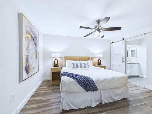 En eller flere senge i et værelse på La Cita Country Club 2BR Condo