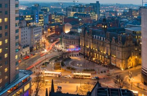 une ville de nuit avec circulation et bâtiments dans l'établissement Modern 1BR - Leeds City Centre - Balcony Views, à Central Station