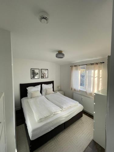 En eller flere senge i et værelse på Charming & Modern City Apartment