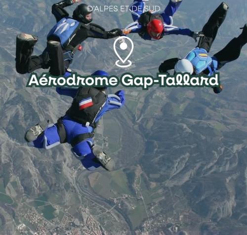 a person flying in the air with a parachute at CHAMBRE PRIVEE chez l'HABITANT SALLE d'eau WC Privatifs in La Saulce