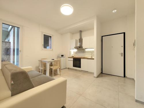 una sala de estar con un sofá y una mesa en Baracca Space Apartments, en Florencia