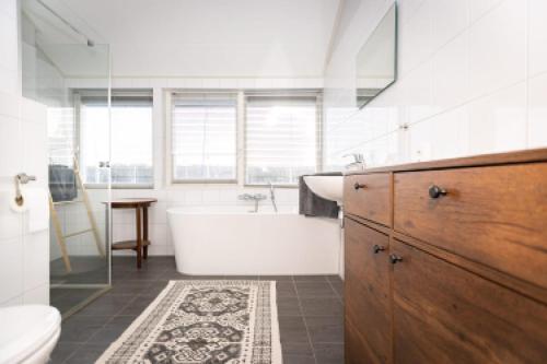 une salle de bain avec une baignoire, un lavabo et des toilettes dans l'établissement Watervilla Den Oever VP066, à Wieringerwerf