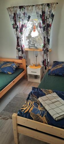 Postel nebo postele na pokoji v ubytování Domki letniskowe nad Jeziorem Solińskim Pasiekówka