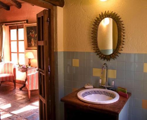 ein Badezimmer mit Waschbecken und Spiegel in der Unterkunft Ferienhaus für 2 Personen ca 56 qm in Alajar, Andalusien Provinz Huelva in Alájar