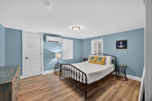 ein Schlafzimmer mit blauen Wänden und einem Kinderbett darin in der Unterkunft AV4-22: 4 22nd Avenue in Isle of Palms