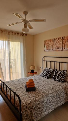 een slaapkamer met een bed en een plafondventilator bij Yellowstone in Vera